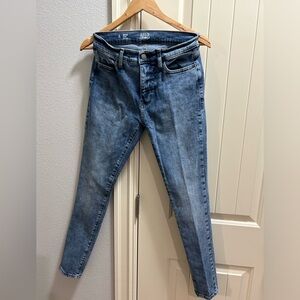 A.N.A. Women’s high rise  skinny fit jeans. Size 6, color is light clover.